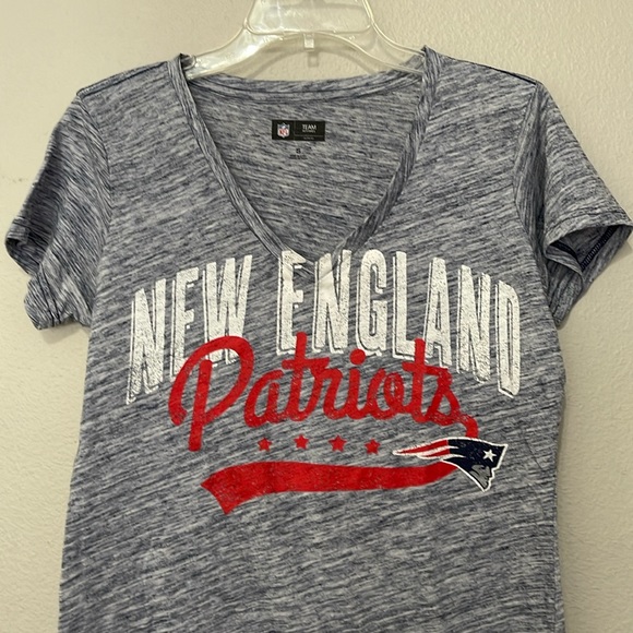 NEW ENGLAND PATRIOTS WOMEN’S V-NECK SHORT SLEEVE T-SHIRT - Picture 3 of 6